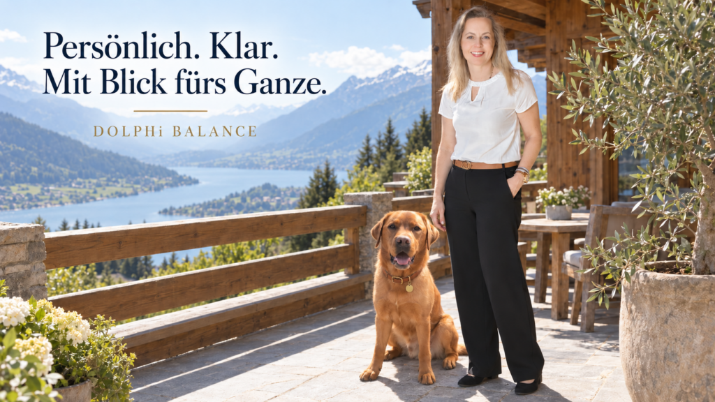 Dolphi Balance mit Labrador vor einer Berglandschaft – persönliche und ganzheitliche Beratung mit Blick fürs Ganze